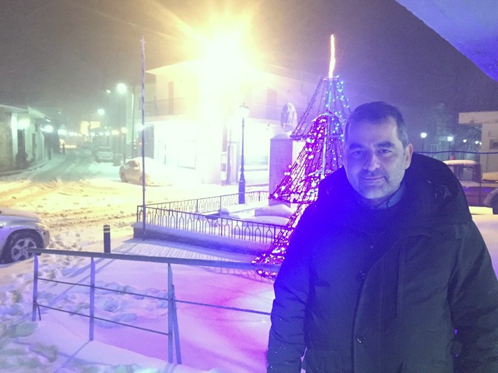 ο δήμαρχος Γιάννης Στεφανάκης, έξω από το δημαρχείο