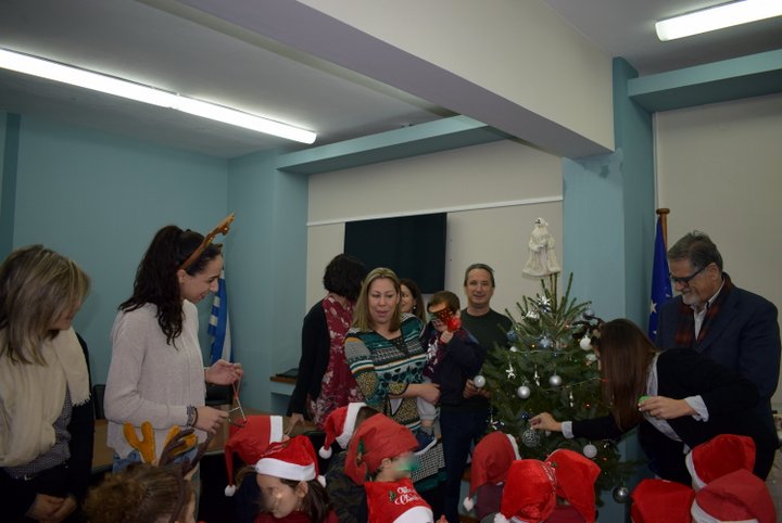 Οι Μικρούληδες έψαλλαν τα κάλαντα στον δήμαρχο Αγίου Νικολάου