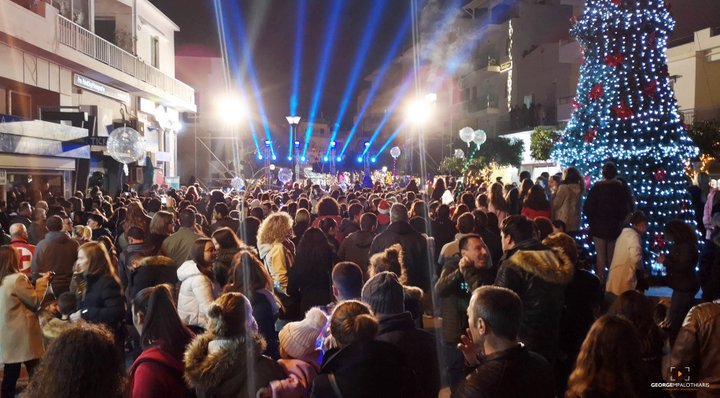 Η Ιεράπετρα φώτισε το Χριστουγεννιάτικο της δένδρο