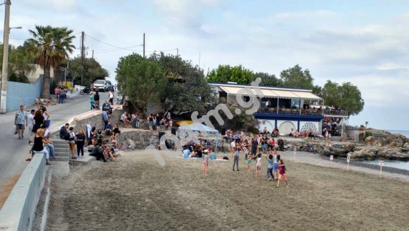 κάτω από τα μπάζα, υπάρχει παραλία