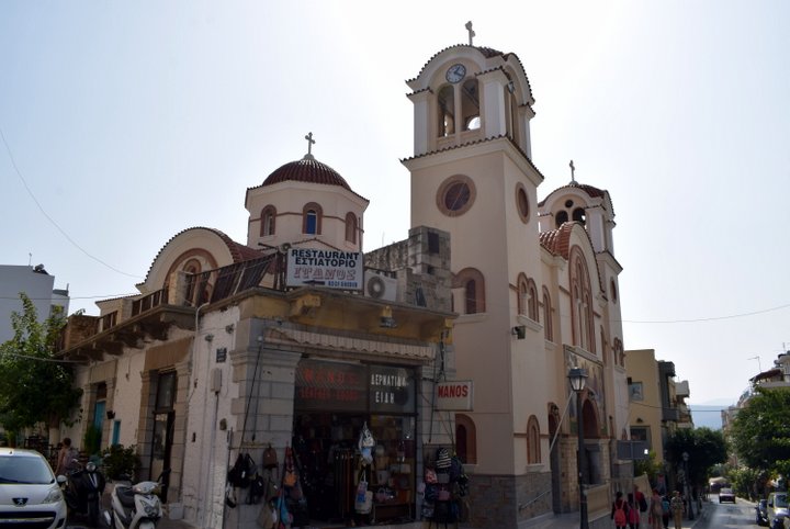 Κατεδαφίζεται το ακίνητο Ρούβαλη μπροστά από την Αγία Τριάδα