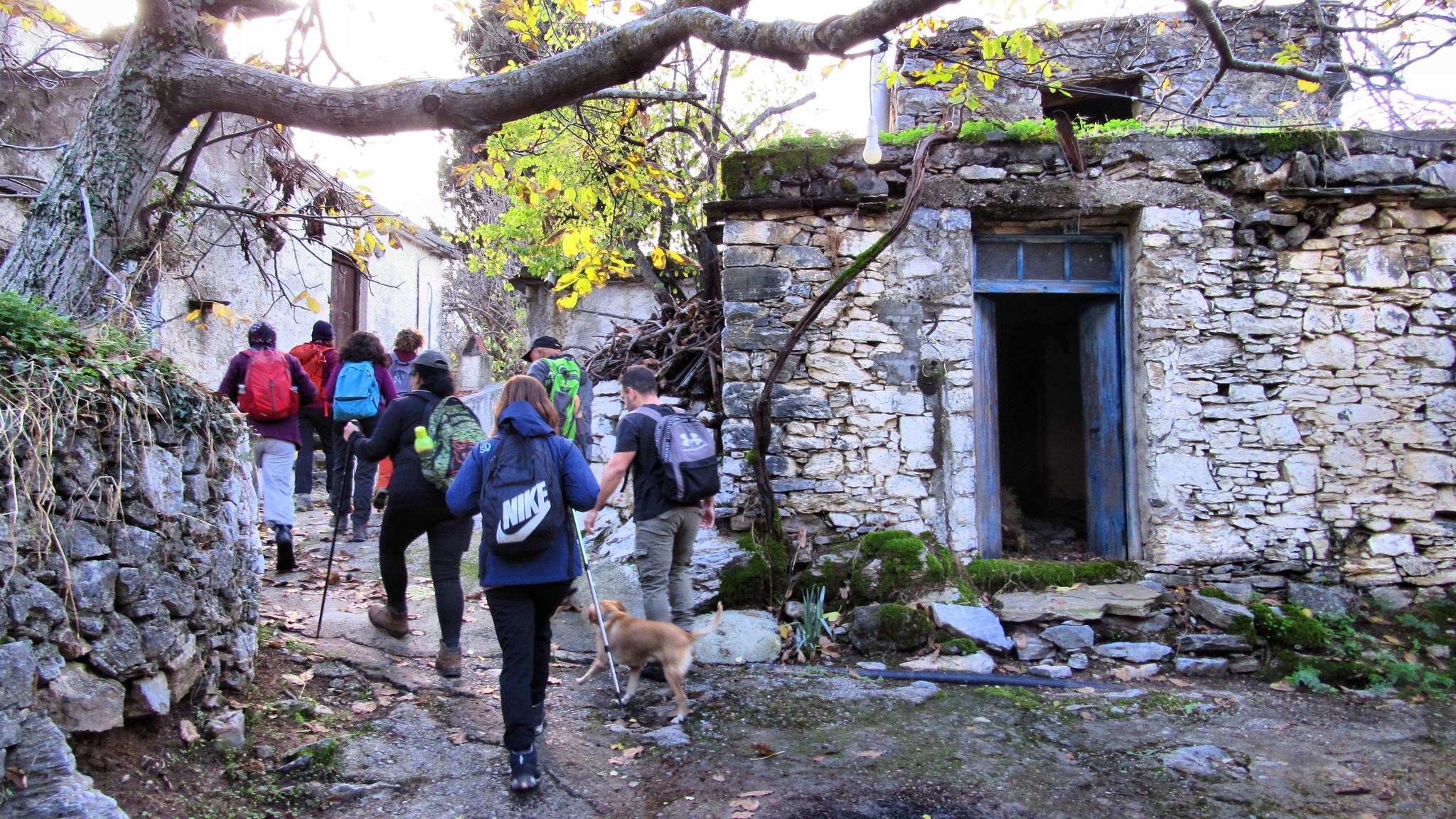 Πολύχρωμη πεζοπορία γύρω από τους έξω Ποτάμους