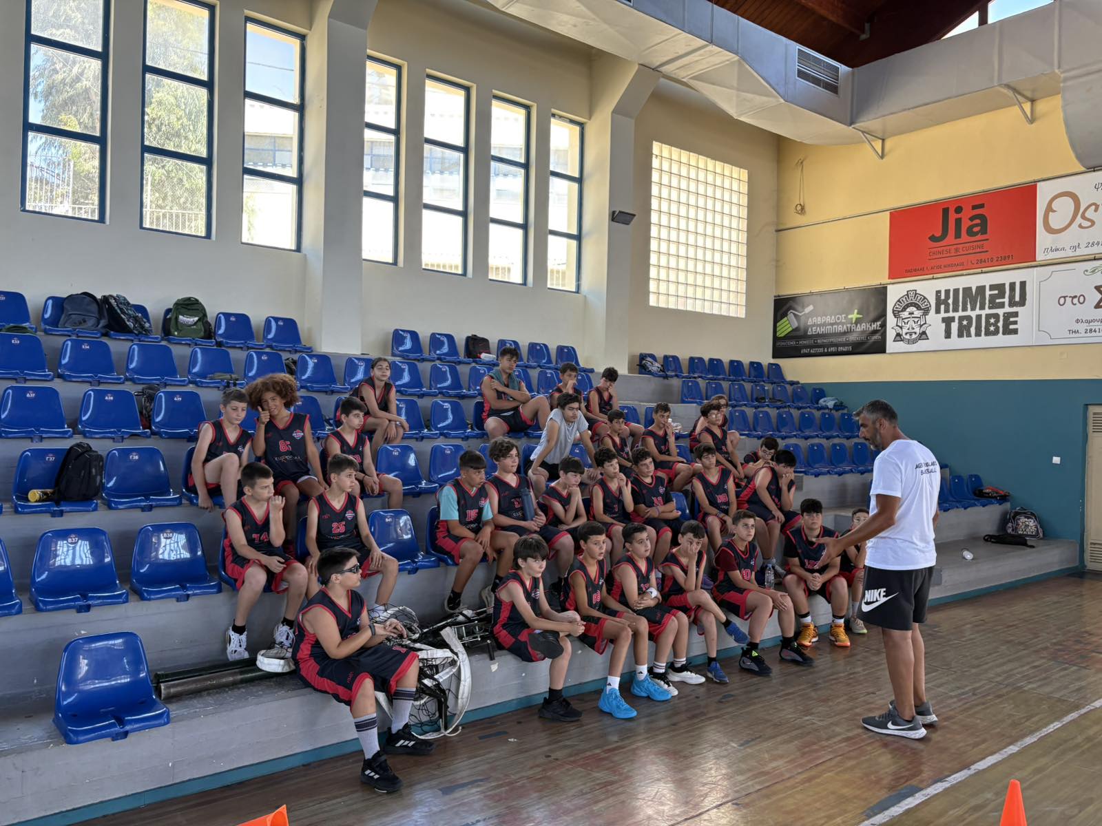 Σε πλήρη εξέλιξη βρίσκεται το 16ο Agios Nikolaos Basketball Camp του συλλόγου Άγιος Νικόλαος Καλαθοσφαίριση Europlan, με τη δεύτερη εβδομάδα της δράσης να βρίσκει τους μικρούς φίλους του μπάσκετ μέσα στα γήπεδα, γεμάτους ενέργεια, διάθεση και αγάπη για το άθλημα.
Το φετινό camp, που επέστρεψε μετά την περσινή παύση λόγω οργανωτικών δυσκολιών, πραγματοποιείται με ιδιαίτερα αυξημένη συμμετοχή, καθώς περισσότερα από 120 παιδιά έχουν ήδη πάρει μέρος στις καθημερινές δραστηριότητες, στις προπονήσεις και στα παιχνίδια που πραγματοποιούνται στο κλειστό γυμναστήριο Αγίου Νικολάου, στο μικρό κλειστό του Γυμνασίου αλλά και στις αθλητικές εγκαταστάσεις στα Λακώνια.
Ο υπεύθυνος προπονητής και μέλος της ομάδας μπάσκετ του Αγίου Νικολάου, Διονύσης Μουλιανιτάκης, μιλώντας για τη φετινή διοργάνωση, τόνισε τη μεγάλη ανταπόκριση των παιδιών και τη σημασία τέτοιων δράσεων μέσα στο καλοκαίρι:
«Η συμμετοχή είναι πάρα πολύ μεγάλη. Είναι πάνω από 120 παιδιά αυτή τη στιγμή μέσα στα γήπεδα, τα οποία παίζουν, διασκεδάζουν και έρχονται σε επαφή με το άθλημα. Είναι πολύ σημαντικό να σηκώνονται από τον καναπέ, να αθλούνται και να περνούν δημιουργικά τον χρόνο τους μέσα από μια δραστηριότητα που τους δίνει χαρά».
Το camp αποτελεί μια σημαντική ευκαιρία για τα παιδιά να γνωρίσουν καλύτερα την καλαθοσφαίριση, να βελτιώσουν τις δεξιότητές τους και παράλληλα να καλλιεργήσουν αξίες όπως η συνεργασία, η προσπάθεια και το ομαδικό πνεύμα.
Όπως επισημαίνει ο κ. Μουλιανιτάκης, η ανάπτυξη του μπάσκετ στον Άγιο Νικόλαο στηρίζεται πλέον σε πιο σταθερές βάσεις, με όλο και περισσότερα παιδιά να εντάσσονται στις ομάδες:
«Είναι μια πολύ καλή διέξοδος για τα παιδιά και μια επαφή με το άθλημα του μπάσκετ, το οποίο έχει μεγάλη προοπτική στον Άγιο Νικόλαο. Βλέπουμε συνεχώς νέα παιδιά να έρχονται, νέες συμμετοχές και αυτό είναι ιδιαίτερα θετικό και σημαντικό για το μέλλον της ομάδας».
Με περισσότερα από 120 παιδιά το 16ο Agios Nikolaos Basketball Camp συνεχίζει δυναμικά