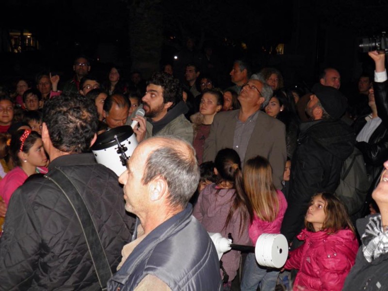παρατήρηση του νυχτερινού ουρανού μέσα από τηλεσκόπιο
