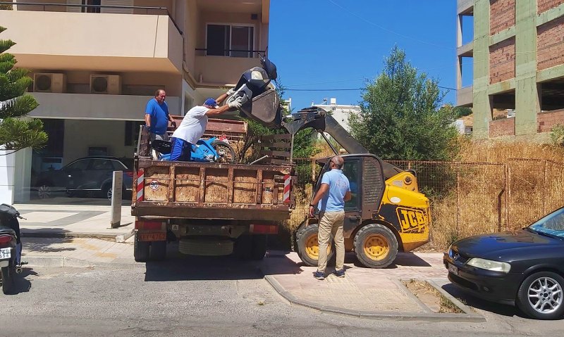 αυτοκίνητα και οι μηχανές που έχουν εγκαταλειφθεί, απομακρύνονται