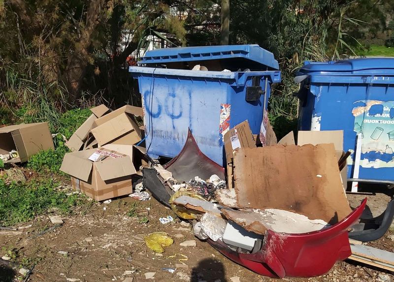 Μετά την αποκομιδή των απορριμμάτων πλημυρίζουν ξανά οι κάδοι