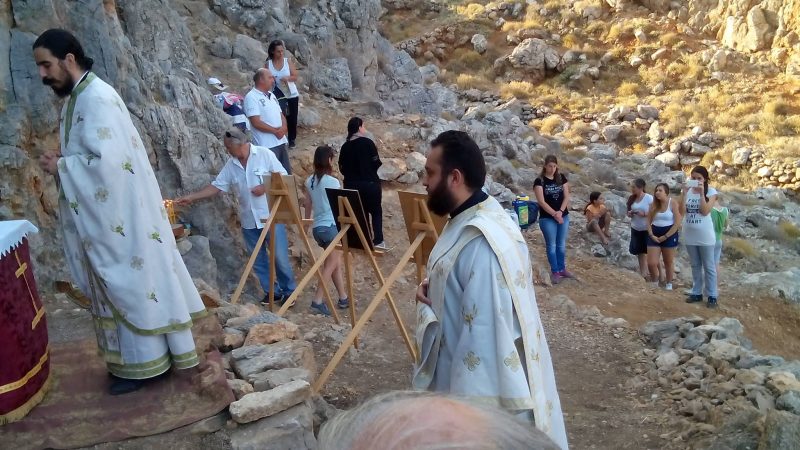 Αγριόμαντρα θεία λειτουργία στο ασκητήριο