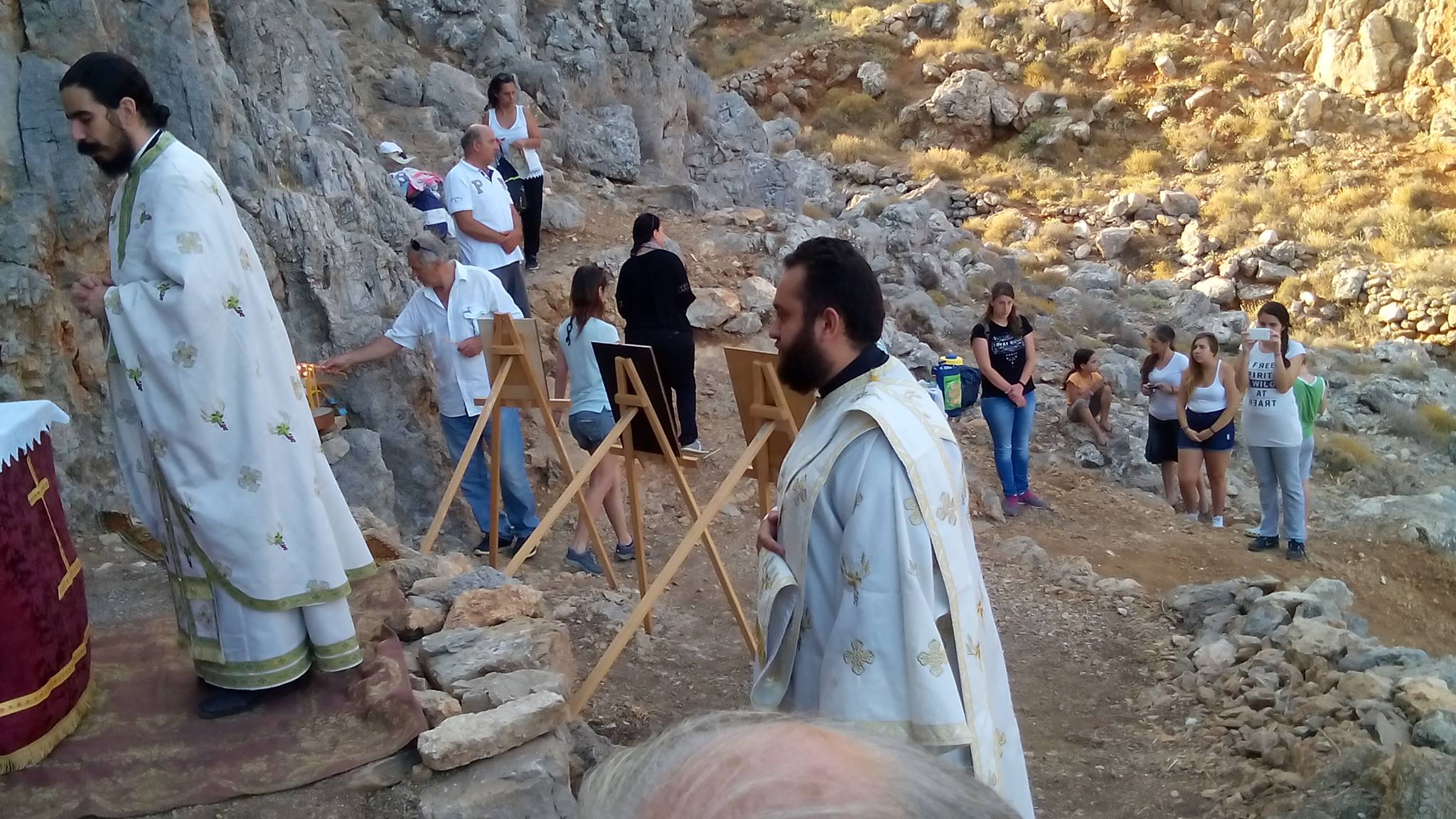 Αγριόμαντρα θεία λειτουργία στο ασκητήριο