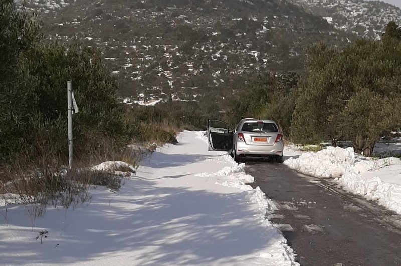 Προσπάθειες αποχιονισμού σε διάφορα σημεία του τόπου