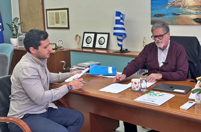 Υπεγράφη η σύμβαση για την ανακαίνιση του δημοτικού σχολείου στον Φινοκαλιά