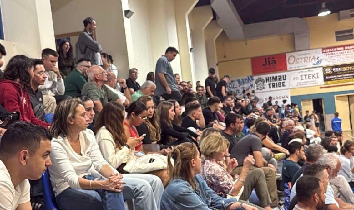 Δεν κατάφερε να εκμεταλλευτεί την έδρα του ο Άγιος Νικόλαος Europlan, γνωρίζοντας την ήττα με 62-80 από την πολύπειρη ομάδα του Ηροδότου, το απόγευμα του Σαββάτου (18/10) στο Κλειστό Γυμναστήριο της πόλης. Ήταν η δεύτερη συνεχόμενη ήττα στο «σπίτι» για την αντρική ομάδα, η οποία δείχνει να αναζητεί ακόμα τα πατήματά της στο παρκέ.

Οι φιλοξενούμενοι από το Ηράκλειο μπήκαν πιο αποφασισμένοι στο παρκέ και πήραν από νωρίς τα ηνία του σκορ, χτίζοντας σταθερά μια διαφορά που διατήρησαν και κράτησαν ως το φινάλε.

Η ομάδα του κόουτς Μανόλη Καρλαύτη έδειξε σημάδια ασυνεννοησίας και αδυναμίας να βρει ρυθμό, κάτι φυσιολογικό για ένα σύνολο που ακόμη «χτίζεται». Οι παίκτες πάλεψαν, αλλά η έλλειψη χημείας και η απουσία εναλλακτικών λύσεων σε κρίσιμα σημεία δεν τους επέτρεψαν να διεκδικήσουν κάτι περισσότερο.
Ο κόουτς Καρλαύτης, παρά την ήττα, τόνισε πως η ομάδα βρίσκεται ακόμη σε στάδιο προσαρμογής και ότι τέτοια παιχνίδια προσφέρουν χρήσιμα συμπεράσματα ενόψει της δύσκολης συνέχειας του πρωταθλήματος.

Το μπασκετικό κοινό του Αγίου Νικολάου έδωσε δυναμικό «παρών» και στήριξε την ομάδα μέχρι τέλους, αποδεικνύοντας για μία ακόμη φορά την αγάπη και τη συμπάθεια του στον σύλλογο. Η διοίκηση και οι παίκτες ευχαρίστησαν θερμά τον κόσμο, μικρούς και μεγάλους υποσχόμενοι να επιστρέψουν σύντομα στις νίκες. 
