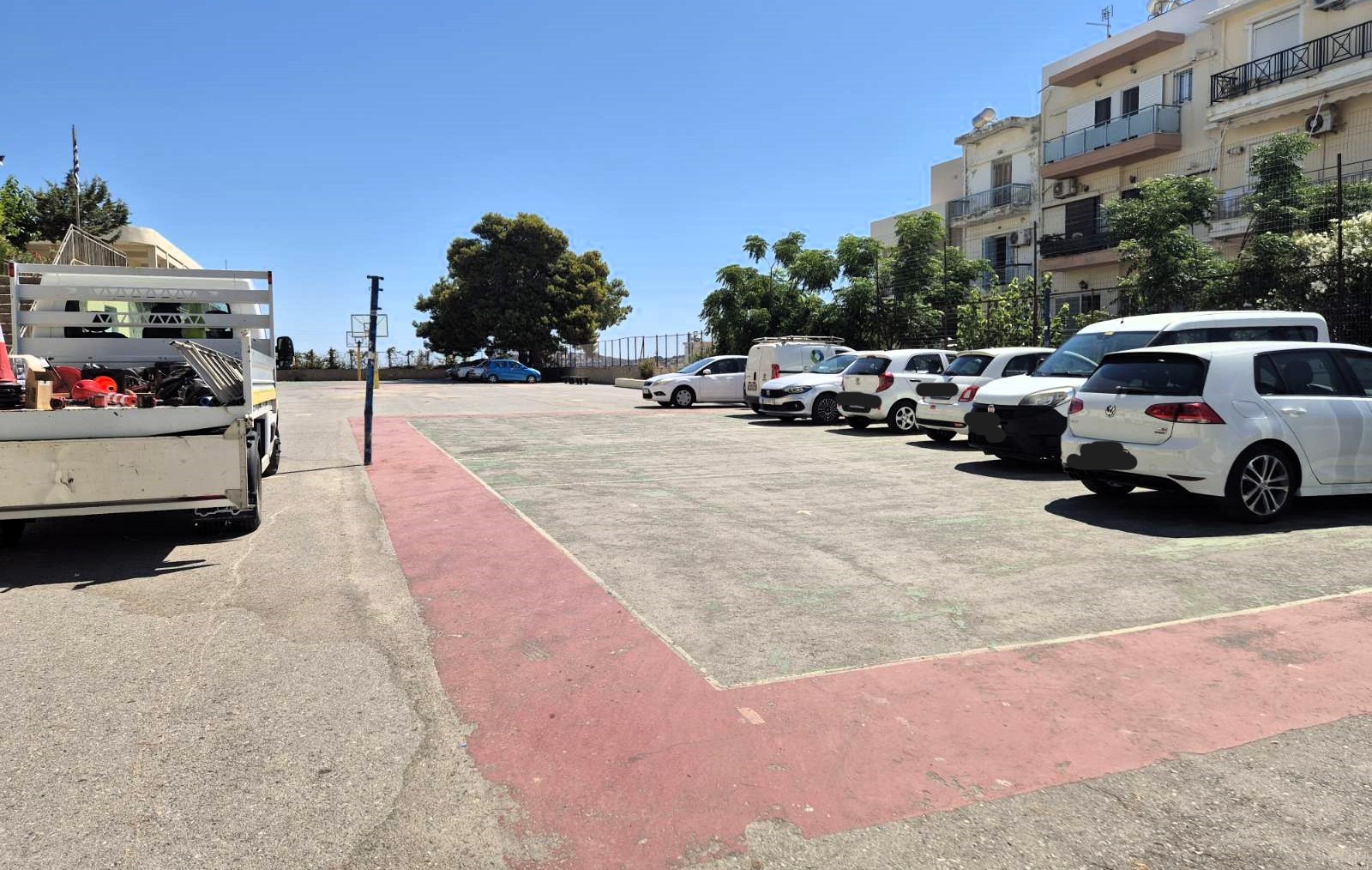 Από τις 14:00 έως και τη 01:00 μετά τα μεσάνυχτα η επιτρεπόμενη στάθμευση οχημάτων από την Δευτέρα 1 Σεπτεμβρίου στον προαύλιο χώρο του 1ου Γυμνασίου Αγίου Νικολάου