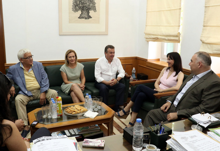 η υπουργός Τουρισμού με τον περιφερειάρχη Κρήτης
