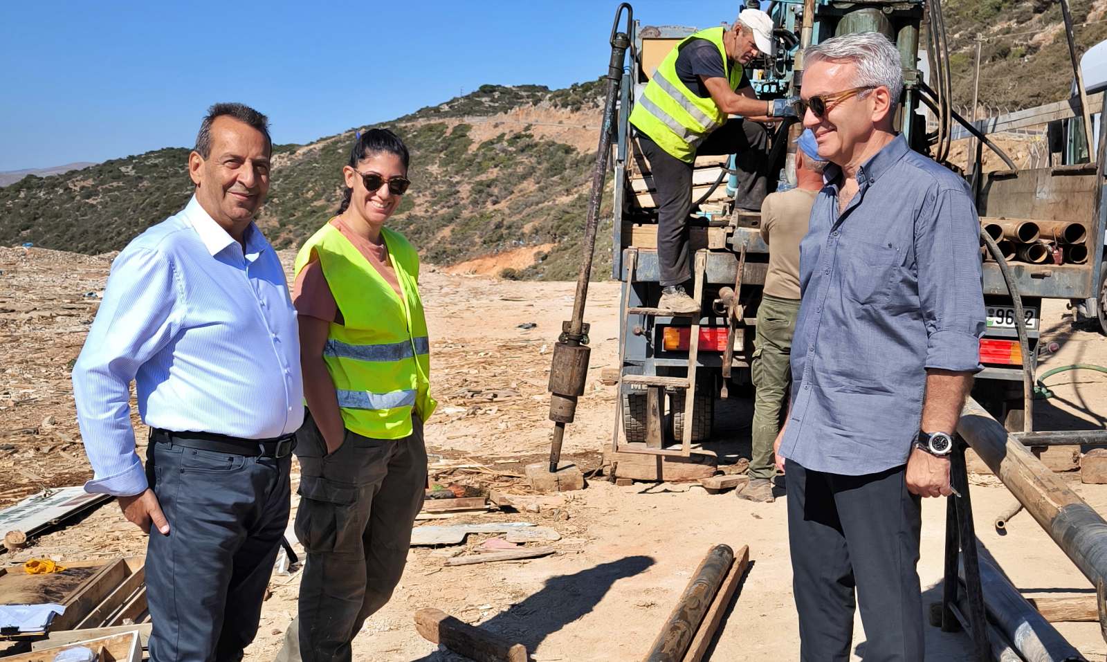 Στο χώρο εγκατάστασης του νέου εργοστασίου ανάκτησης ανακύκλωσης αποβλήτων ο δήμαρχος χερσονήσου, Ζαχαρίας Δοξαστάκης.