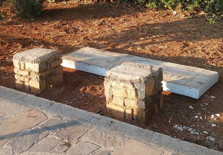 Ρε καλόπαιδα, τι σας φταίνε τα παγκάκια;