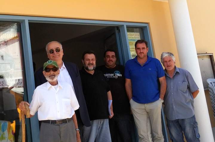 Κλιμάκιο του ΠΑΣΟΚ στα καμένα των Μαλλών