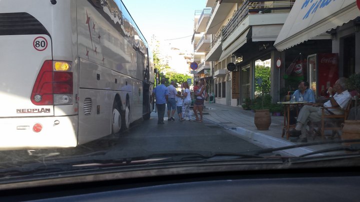 λεωφορείο στη μέση του δρόμου, συνήθεια και ανοχή;