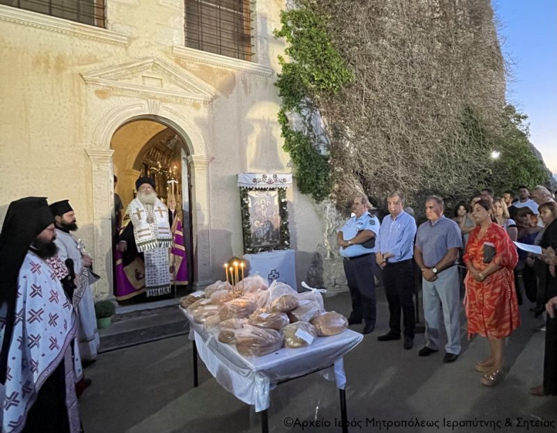 Εσπερινός της Κοιμήσεως της Θεοτόκου στην Μονή Παναγίας Φανερωμένης