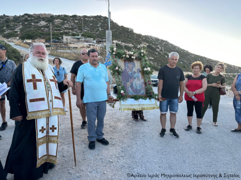 Ο Μητροπολίτης Κύριλλος της λιτάνευσης και μεταφοράς της εικόνας της Παναγίας Φανερωμένης