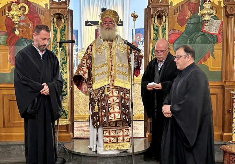 Αρχιερατική Θεία Λειτουργία και μνημόσυνο για τα θύματα της ασφάλτου στον πανηγυρίζοντα Ιερό Ναό Οσίου Νίκωνος Ιεράπετρας. Χειροθεσία Εκκλησιάρχη και δύο Αναγνωστών.