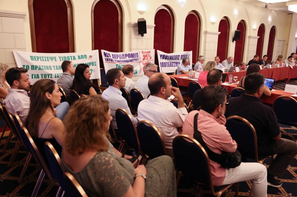 Ομόφωνη στήριξη του Περιφερειακού Συμβουλίου Κρήτης 


Την ανάγκη να υπάρξει τοπικό αναπτυξιακό σχέδιο για τις σεισμόπληκτες περιοχές όλων των πληγέντων Δήμων, υποστήριξε για άλλη μια φορά ο Περιφερειάρχης Κρήτης Σταύρος Αρναουτάκης στη διάρκεια της συνεδρίασης του Περιφερειακού Συμβουλίου Κρήτης. 
«Η πρότασή μου είναι ξεκάθαρη. Χρειάζεται ένα ειδικό αναπτυξιακό σχέδιο που δεν θα προκύπτει από αναδιανομή υφιστάμενων πόρων της αυτοδιοίκησης, αλλά από πρόσθετους, νέους πόρους που θα διατεθούν για το σκοπό αυτό», τόνισε χα-ρακτηριστικά ο Περιφερειάρχης Κρήτης. 
Νωρίτερα αντιπροσωπεία από την περιοχή του Αρκαλοχωρίου και των άλλων σει-σμόπληκτων περιοχών με επικεφαλής τον Δήμαρχο Μινώα Πεδιάδος Βασίλη Κε-γκέρογλου και τον Δήμαρχο Αρχανών Αστερουσίων Μανόλη Κοκοσάλη, ανέλυ-σαν τα προβλήματα των πολιτών στο πλαίσιο της κινητοποίησης που προηγήθηκε ενώ παρουσίασαν και τις προτάσεις και τις προτεραιότητες που έχει η περιοχή.  
Το Περιφερειακό Συμβούλιο Κρήτης εξέφρασε ομόφωνα τη στήριξή του στο ψή-φισμα που κατέθεσε ο Δήμος Μινώα Πεδιάδος για τη συνολική ανασυγκρότηση της περιοχής και τη στήριξη των σεισμοπαθών. 
