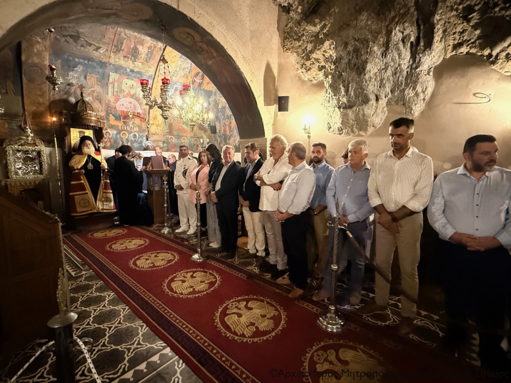 Mε ξεχωριστή λαμπρότητα και μεγαλοπρέπεια και με τη αθρόα συμμετοχή πιστών από όλο το Λασίθι και αλλού εορτάσθηκε και φέτος η μεγάλη Θεομητορική εορτή της Κοιμήσεως και της ένδοξης Μεταστάσεως της Θεοτόκου στην ιστορική και εκ βάθρων αναστηλωθείσα και ανακαινισθείας Ιερά Μονή Παναγίας Φανερωμένης Ιεράπετρας. Καθ’ όλη τη διάρκεια του διημέρου της πανηγύρεως, 14 και 15 Αυγούστου 2025, προσήλθαν εκατοντάδες προσκυνητές, πολλοί από τους οποίους, κυρίως νέοι, ανηφόρισαν με τα πόδια προς το μοναστήρι για να προσκυνήσουν τη θαυματουργή εικόνα της Κυρίας Θεοτόκου της Φανερωμένης και να εκπληρώσουν κάποιο τάμα τους.

Την παραμονή της πανηγύρεως, Πέμπτης 14 Αυγούστου 2025, ο Σεβ. Μητροπολίτης Ιεραπύτνης και Σητείας κ. Κύριλλος χοροστάτησε στον Μέγα Αρχιερατικό Εσπερινό της εορτής και στο τέλος της ακολουθίας ευλόγησε τους άρτους στο προαύλιο του Καθολικού της Μονής. Προηγήθηκε η ανάγνωση της Ποιμαντορικής Εγκυκλίου του Σεβ. Μητροπολίτου Ιεραπύτνης και Σητείας κ. Κυρίλλου «προς τον Ιερό Κλήρο, τις Μοναστικές Αδελφότητες και τον ευσεβή  και Θεοτοκοσκέπαστο λαό της Ιεράς Μητροπόλεως Ιεραπύτνης και Σητείας» για την εορτή της Κοιμήσεως της Θεοτόκου, αντί κηρύγματος, από τον Πανοσιολ. Αρχιμ. Αμβρόσιο Σκαρβέλη, Πρωτοσύγκελλο της Ι. Μητροπόλεως.

Πριν την Απόλυση ο Σεβ. Μητροπολίτης Ιεραπύτνης και Σητείας κ. Κύριλλος τόνισε ότι με τη χάρη της Παναγίας της Φανερωμένης σχεδόν ολοκληρώθηκαν οι εργασίες συντήρησης και αποκατάστασης του κτηριακού συγκροτήματος της πανηγυρίζουσας, ιστορικής και παλαίφατης Ιεράς Μονής Παναγίας Φανερωμένης. Ακολούθως απένειμε τον «Χρυσούν Σταυρόν της Ιεράς Μητροπόλεως Ιεραπύτνης και Σητείας» με Ευεργετικό Γράμμα στον Περιφερειάρχη Κρήτης κ. Σταύρο Αρναουτάκη για την απόφασή του να εντάξει το έργο στο πρόγραμμα χρηματοδότησης της Περιφέρειας Κρήτης, και γενικότερα για την αγαθή διάθεση και την προσφορά του προς την Εκκλησία της Κρήτης. Επίσης ευχαρίστησε τον κ.  Αρναουτάκη εκ βάθους καρδίας και εκ μέρους της Ιεράς Μητροπόλεως, της αναστυλωθείσας Ιεράς Μονής και όλων των κληρικών της Τοπικής Εκκλησίας, τονίζοντας ότι είναι το πρώτο πρόσωπο στο οποίο απονέμει τον Χρυσό Σταυρό της Ιεράς Μητροπόλεως ως ελάχιστο δείγμα αντιπελάργησης, ευγνωμοσύνης και αγάπης για την υλοποίηση αυτού του μεγάλου έργου που θα μείνει στις επόμενες γενιές μαρτυρώντας ότι τα εκκλησιαστικά μνημεία μας είναι ζωντανά.

Το σχετικό Ευεργετήριο Γράμμα, που ανέγνωσε ο Πανοσιολ. Αρχιμ. του Οικουμενικού Θρόνου π. Ευδόκιμος Καρακουλάκης, εκφράζει την ευαρέσκεια της Τοπικής Εκκλησίας για το θεοφιλές έργο του Περιφερειάρχη Κρήτης κ. Στ. Αρναουτάκη προς την Ιερά Μητρόπολη Ιεραπύτνης και Σητείας, αναφέρει την απονομή του Χρυσού Σταυρού και κατατάσσει τον τιμηθέντα στη χορεία των Ευεργετών της Ιεράς Μητροπόλεως.

Στη συνέχεια τον λόγο έλαβε ο Περιφερειάρχης κ. Σταύρος Αρναουτάκης, ο οποίος ευχαρίστησε τον Σεβ. Μητροπολίτη κ. Κύριλλο για την απονομή της τιμητικής διάκρισης και εξέφρασε τη συγκίνησή του καθώς η σκέψη στον Εσπερινό της εορτής, πριν από μια δεκαετία, το έργο της συντήρησης της Μονής να ενταχθεί στα προγράμματα που χρηματοδοτούνται από τους εθνικούς πόρους του Προγράμματος Δημοσίων Επενδύσεων έγινε πράξη, γιατί τα Μοναστήρια μας, που είναι χώροι πίστεως, ιστορίας και πολιτισμού, πρέπει πάση θυσία να διατηρηθούν.

Στη συνέχεια ο Σεβασμιώτατος, αφού τόνισε ότι ο Περιφερειάρχης εργάζεται και στηρίζει τα μεγάλα έργα της Κρήτης, όπως είναι ο Β.Ο.Α.Κ. από τη Σητεία μέχρι τα Χανιά, ευχαρίστησε τους παριστάμενους Δημάρχους Ιεράπετρας και Σητείας κ.κ. Φραγκούλη και Ζερβάκη αντίστοιχα, την Βουλευτή Λασιθίου κ. Κατερίνα Σπυριδάκη, τον Αντιπεριφερειάρχη Λασιθίου κ. Ιωάννη Ανδρουλάκη και τους υπόλοιπους παριστάμενους εκπροσώπους των Τοπικών Αρχών και των Σωμάτων Ασφαλείας, σημειώνοντας ότι η παρουσία τους μαρτυρεί την ενότητα των Φορέων του Λασιθίου. Επίσης ευχαρίστησε την Δημοτική Αρχή της Ιεράπετρας για την καθαριότητα του δρόμου προς τη Μονή, τον Διοικητή κ. Νικόλαο Τζουμάκα και τους άνδρες του Αστυνομικού Τμήματος, καθώς και τους Εθελοντές Ε.Δ.Ε.Α.Κ. Σητείας, που συνέβαλαν στη ρύθμιση της κυκλοφορίας. Τέλος  ευχήθηκε ολόψυχα στους πολυπληθείς προσκυνητές που κατέκλυσαν την πανηγυρίζουσα Μονή και στις οικογένειές τους χρόνια πολλά με τη βοήθεια, την σκέπη και την προστασία της Παναγίας της Φανερωμένης.

Στην Εσπερινό έλαβαν μέρος ο Πανοσιολ. Πρωτοσύγκελλος της Ι. Μητροπόλεως Αρχιμ. Αμβρόσιος Σκαρβέλης, ο Πανοσιολ. Ηγούμενος της Ι. Μονής Φανερωμένης Πανοσιολ. Αρχιμ. Παΐσιος Δερμιτζάκης, ο Πανοσιολ. Αρχιμ. του Οικουμενικού Θρόνου π. Ευδόκιμος Καρακουλάκης, ο Αδελφός της Μονής Οσιολ. Ιερομόναχος Τίτος Ματαλλιωτάκης και ο Διάκονος Θεμιστοκλής Μπεϊνάς, ενώ έψαλε πολυμελής χορός ιεροψαλτών με επικεφαλής τον Πρωτοψάλτη του Ι. Μ. Ναού Αγίου Γεωργίου Ιεράπετρας και Διευθυντή της Σχολής Βυζ. Μουσικής της Ι. Μητροπόλεως «Άγιος Ανδρέας ο Κρήτης» κ. Ιωάννη Αρώνη, που απέδωσε περίτεχνα το περίφημο Οκτάηχο Δοξαστικό των Εσπερίων.

Κατά την ακολουθία του Αρχιερατικού Εσπερινού εκκλησιάσθηκαν, εκτός από τον Περιφερειάρχη Κρήτης κ. Σταύρο Αρναουτάκη, ο Δήμαρχος Ιεράπετρας κ. Εμμανουήλ Φραγκούλης, ο Δήμαρχος Σητείας κ. Γεώργιος Ζερβάκης, η Βουλευτής Λασιθίου κ. Κατερίνα Σπυριδάκη, ο Αντιπεριφερειάρχης Λασιθίου κ. Ιωάννης Ανδρουλάκης, ο Αστυνομικός Υποδιευθυντής Λασιθίου κ. Κων/νος Τζαγκαράκης, ο εκτελών χρέη Λιμενάρχη Ιεράπετρας Πλωτάρχης κ. Αλέξανδρος Ελιώτης συνοδευόμενος με πολυμελή αντιπροσωπεία Λιμενικών του Λιμεναρχείου Ιεράπετρας, ο Διοικητής του Τμήματος Ασφάλειας Ιεράπετρας κ. Νεκτ. Φρονικάκης η εντεταλμένη Περιφερειακή Σύμβουλος Πολιτισμού Π.Ε. Λασιθίου κ. Ελένη Βλάσση, οι Αντιδήμαρχοι του Δήμου Ιεράπετρας κ. Γεώργιος Κουγιουμουτζάκης, κ. Εμμαν. Γιακουμάκης, κ. Εμμαν. Τζώρτζης, κ. Μιχαήλ Μπαχλιτζανάκης και κ. Μαρίνα Αχλάτη, η Γεν. Γραμματέας του Δήμου κ. Μαρία Φραντζεσκάκη και πλήθος ευσεβών χριστιανών από όλο τον Νομό Λασιθίου, που και φέτος τίμησαν ευλαβικά την Κυρία Θεοτόκο τη Φανερωμένη.