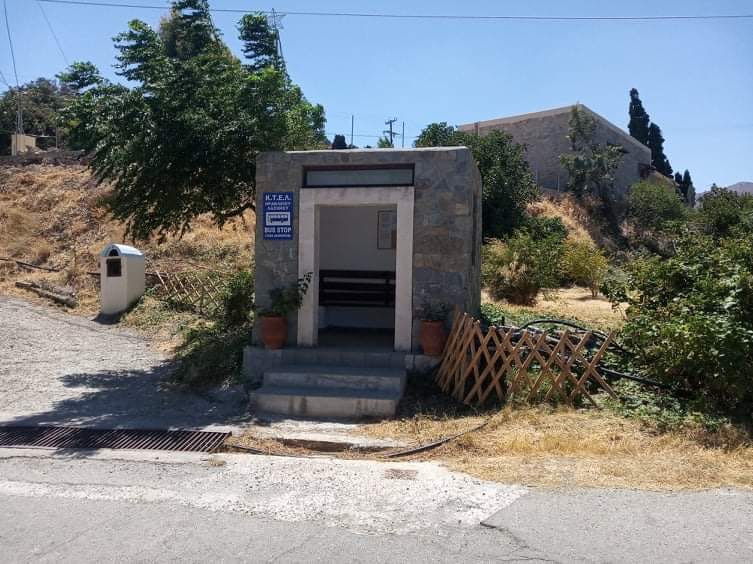 "κρύβοντας" τις βάνες άρδευσης στη στάση