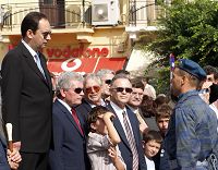 Αναφέροντας το τέλος της παρέλασης