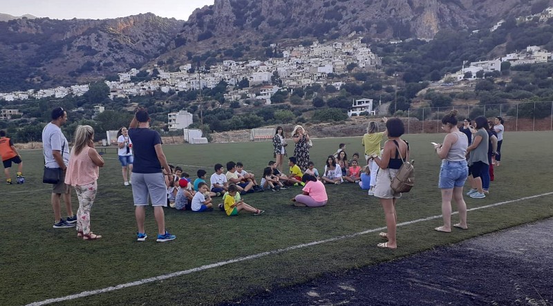 Τα παιδιά της Κριτσάς ευπρεπίζουν το γήπεδο