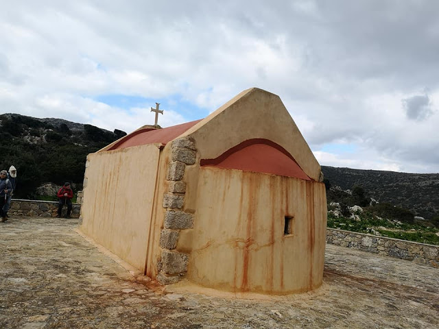 Πεζοπορία ανάμεσα σε παλιά βυζαντινά μοναστήρια