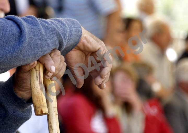 για τις «ουρές» στις τράπεζες και τα προβλήματα των συνταξιούχων