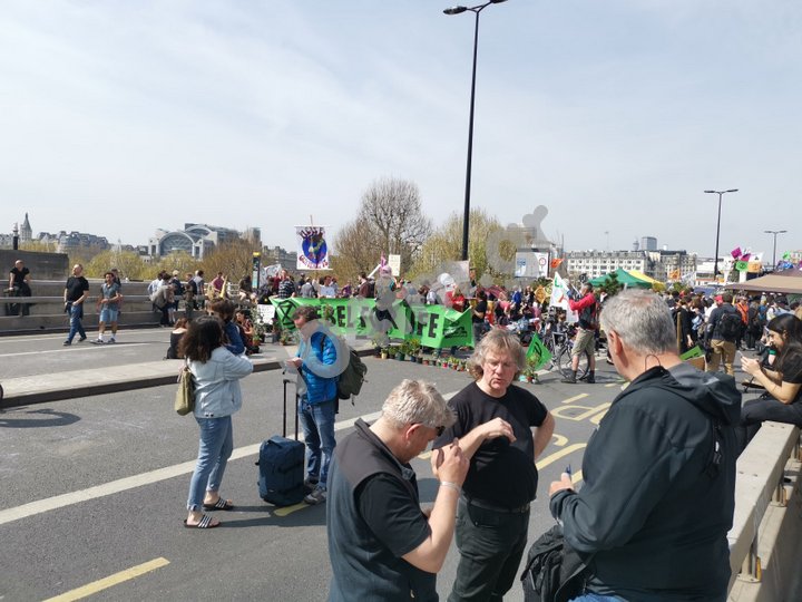 Οι Extinction Rebellion, αναστατώνουν το Λονδίνο