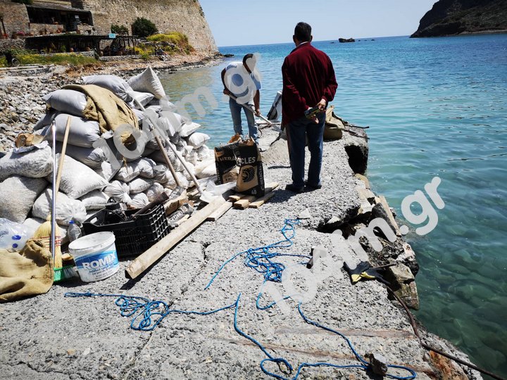 Ξεκίνησε η προσωρινή αποκατάσταση της προβλήτας στη Σπιναλόγκα