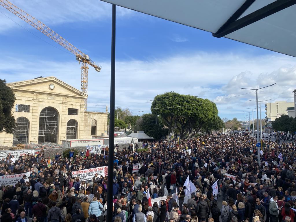 Δύο χρόνια μετά την τραγική δολοφονία των 57 ανθρώπων στα Τέμπη, οι ευθύνες βαραίνουν ακόμα περισσότερο την κυβέρνηση της Νέας Δημοκρατίας, που προσπαθεί με κάθε τρόπο να συγκαλύψει το έγκλημα. Ενδεικτικό είναι το μπάζωμα του χώρου αμέσως μετά τη σύγκρουση, αλλά και τα πρόσφατα ηχητικά ντοκουμέντα που αποδεικνύουν πως τουλάχιστον 30 άνθρωποι επέζησαν από τη σύγκρουση και πέθαναν εξαιτίας της έκρηξης από παράνομο εκρηκτικό φορτίο που μετέφερε η αμαξοστοιχία. 
Το έγκλημα των Τεμπών ανέδειξε με τον πιο τραγικό τρόπο τις εγκληματικές συνέπειες της κυβερνητικής πολιτικής των ιδιωτικοποιήσεων, όπως συμβαίνει στο κομμάτι της υγείας και της παιδείας. Η αδιαφορία της Νέας Δημοκρατίας για λήψη μέτρων φαίνεται γλαφυρά, την στιγμή που ο ίδιος ο υπουργός μεταφορών τότε Καραμανλής δεν ενδιαφέρθηκε και για τις προειδοποιήσεις των εργαζομένων για πιθανό ατύχημα. Την ίδια στιγμή βλέπουμε σε πρόσφατες δηλώσεις τον υπουργό υγείας Άδωνις Γεωργιάδης χωρίς ντροπή να λέει πως “οι συγγενείς των θυμάτων των Τεμπών προσπαθούν να το αναδείξουν ως έγκλημα για να κερδίσουν χρηματα”.
Σήμερα 26/01 χιλιάδες κόσμου χύθηκε στους δρόμους όλης της χώρας φωνάζοντας για δικαίωση των θυμάτων και των οικογενειών τους. Φορείς και σωματεία της πόλης των Χανίων, όπως και φοιτητικοί σύλλογοι αποδεικνύουν πως η κρατική δολοφονία δεν θα ξεχαστεί! 
Να αποδοθούν οι ευθύνες για το έγκλημα στα Τέμπη.
Κάτω η κυβέρνηση των δολοφόνων.
Πλήρη επανακρατικοποίηση του ΟΣΕ και αναβάθμιση των υποδομών.
Ενωτική Πρωτοβουλία ΜΕΡΑ 25 | Ανατρεπτική Οικολογική Αριστερά