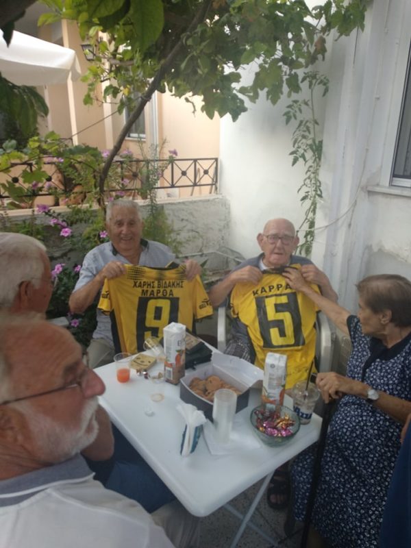 Τιμήθηκαν οι δυο αιωνόβιοι παλαίμαχοι ποδοσφαιριστές της Ελλάδος