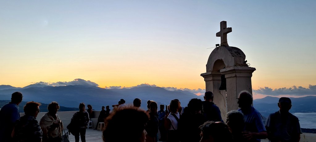 Βοήθεια σε ηλικιωμένη που δεν μπορούσε να ολοκληρώσει την άνοδο προς μονή φανερωμένης