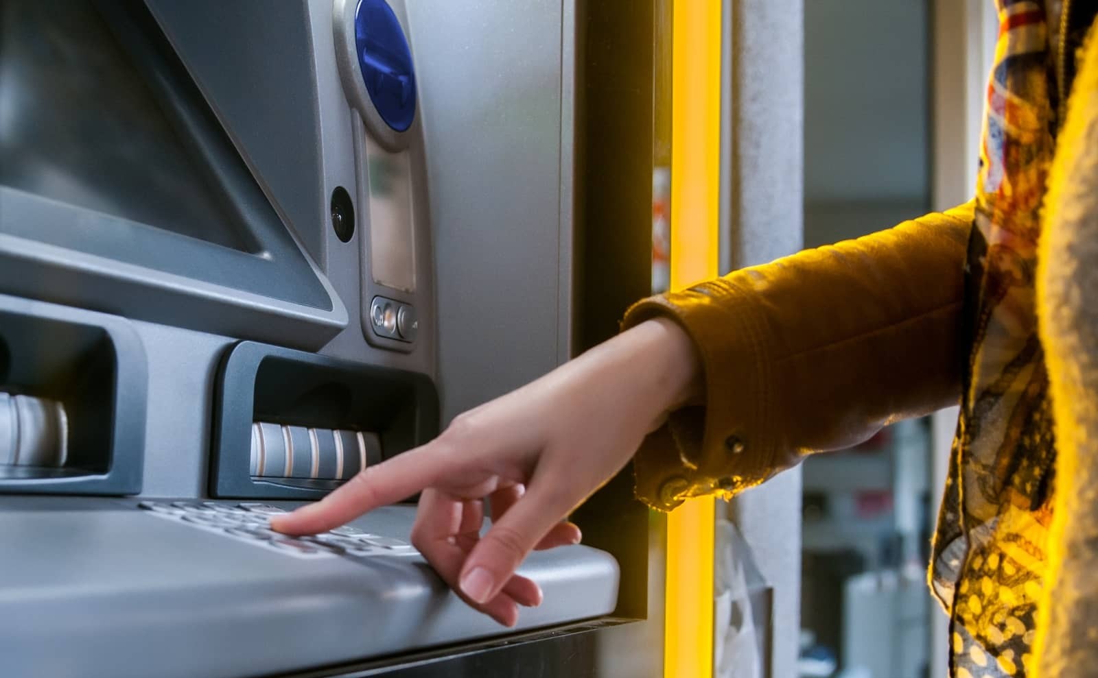 Επιτέλους να σταματήσει τώρα η συνέχιση της κερδοσκοπίας σε βάρος μας. Τα ιδιωτικά ΑΤΜ πρέπει να καταργηθούν άμεσα, οι δε τραπεζικές προμήθειες να εξορθολογιστούν
