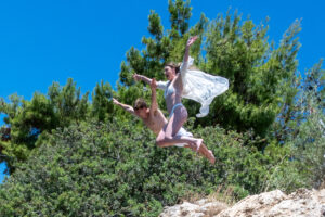 Μια ιστορία αγάπης που γεννήθηκε στο “Agios Nikolaos Cliff Diving” και επισφραγίστηκε με… γαμήλιες βουτιές στη Λίμνη του Αγίου Νικολάου!