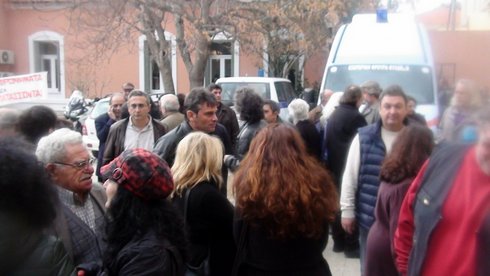 έξω από τα δικαστήρια Νεάπολης