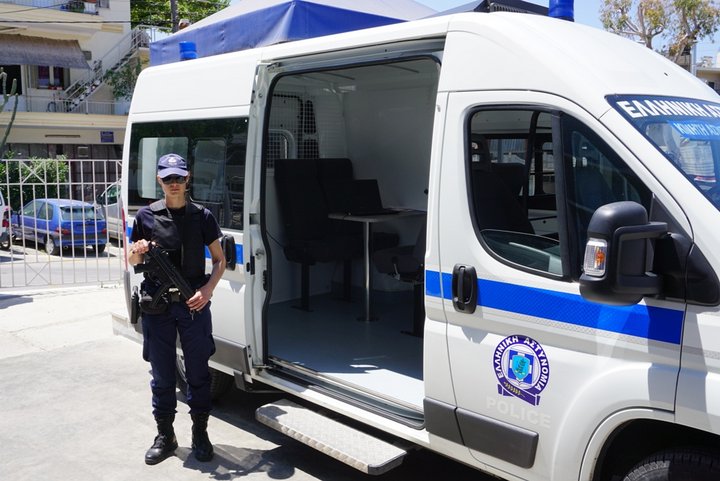 η κινητή μονάδα με αστυνομικό