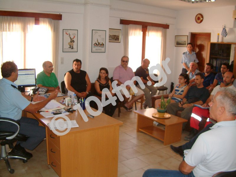 πολιτιστικοί φορείς του Δήμου Αγίου Νικολάου, με τον Α.Δ. και αστυνομικούς....
