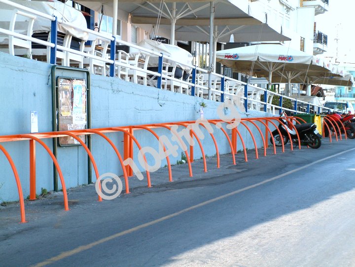 οι επίμαχες θέσεις στάθμευσης δίκυκλων στο λιμάνι Αγίου Νικολάου