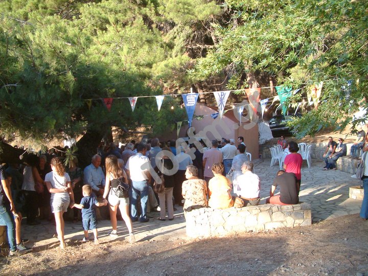 Παραμονή της Αγίας Άννας στο εκκλησάκι της Θρυφτής