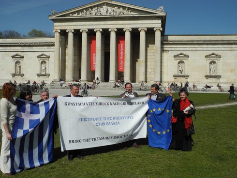 έξω από τη γλυπτοθήκη του Μονάχου