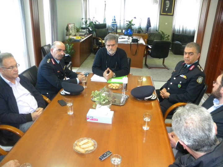 ο νέος αστυνομικός διευθυντής Κρήτης Ανδρέας Δασκαλάκης με τον αστυνομικό διευθυντή Λασιθίου Μανώλη Πετάση στον δήμο Αγίου Νικολάου