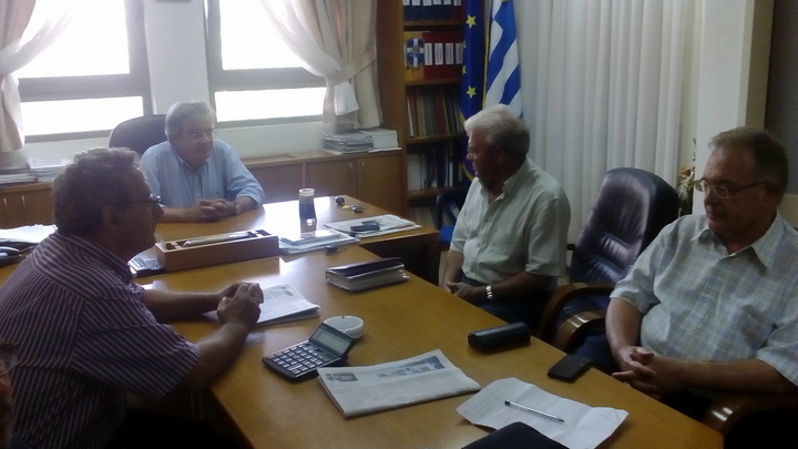 ο υποψήφιος βουλευτής με τον διοικητή του νοσοκομείου Αγίου Νικολάου