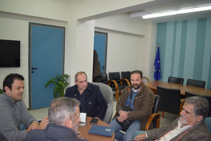 Ιδιοκτήτες και οδηγοί τουριστικών λεωφορείων στον δήμαρχο Αγ Νικολάου
