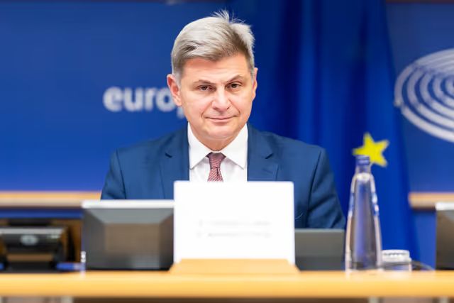 Νέα ερώτηση Φαραντούρη στην Κομισιόν για funds και servicers