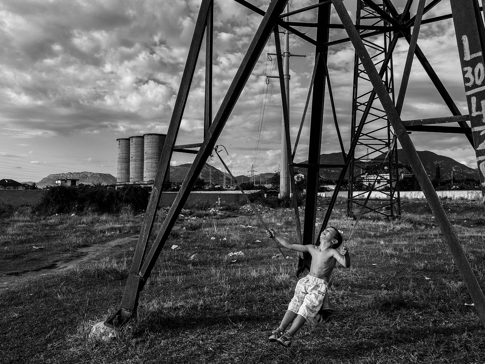 «Τρεις δρόμοι: Constantine Manos, Nikos Economopoulos, Enri Canaj»