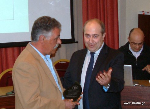ο Εμμ. Βασιλάκης παραλαμβάνει τη διάκριση από τον πρόεδρο του Επιμελητηρίου Θωμά Χαριτάκη από την εκδήλωση του Επιμελητηρίου Λασιθίου